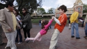 Modern Family Behind The Scenes S3 